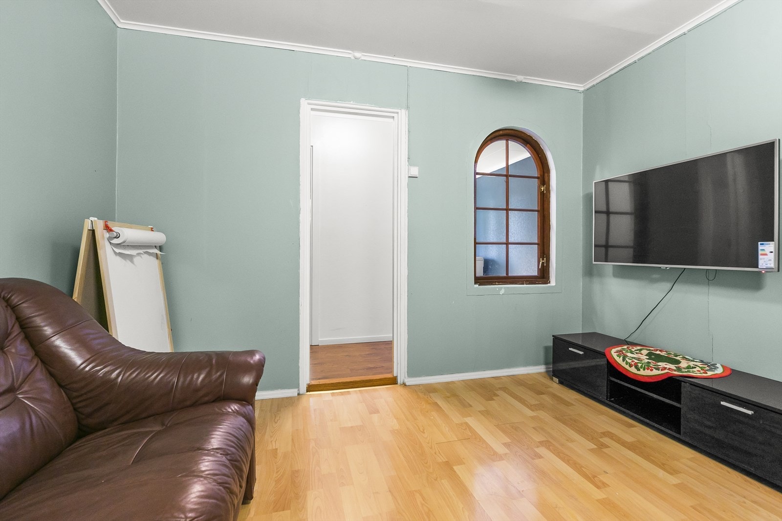 Innredet rom i boligens underetasje. Rommet er ikke godkjent for varig opphold Galleribilde