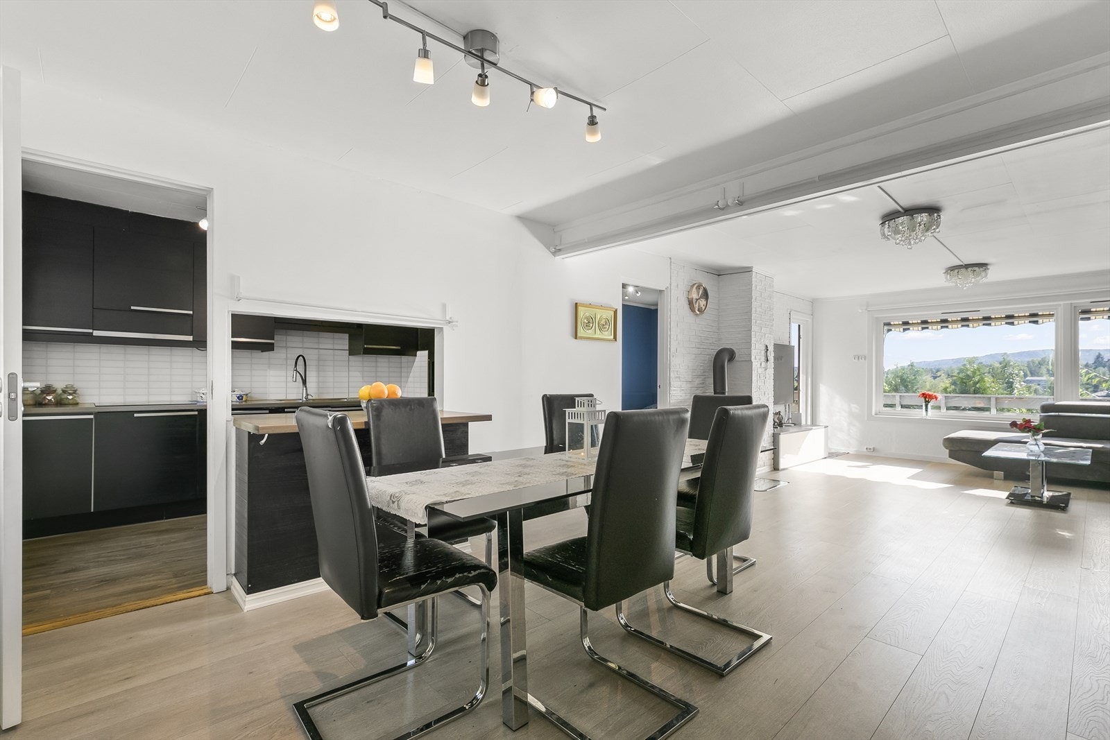 Her kan man lage mat og underholde gjester samtidig! Galleribilde