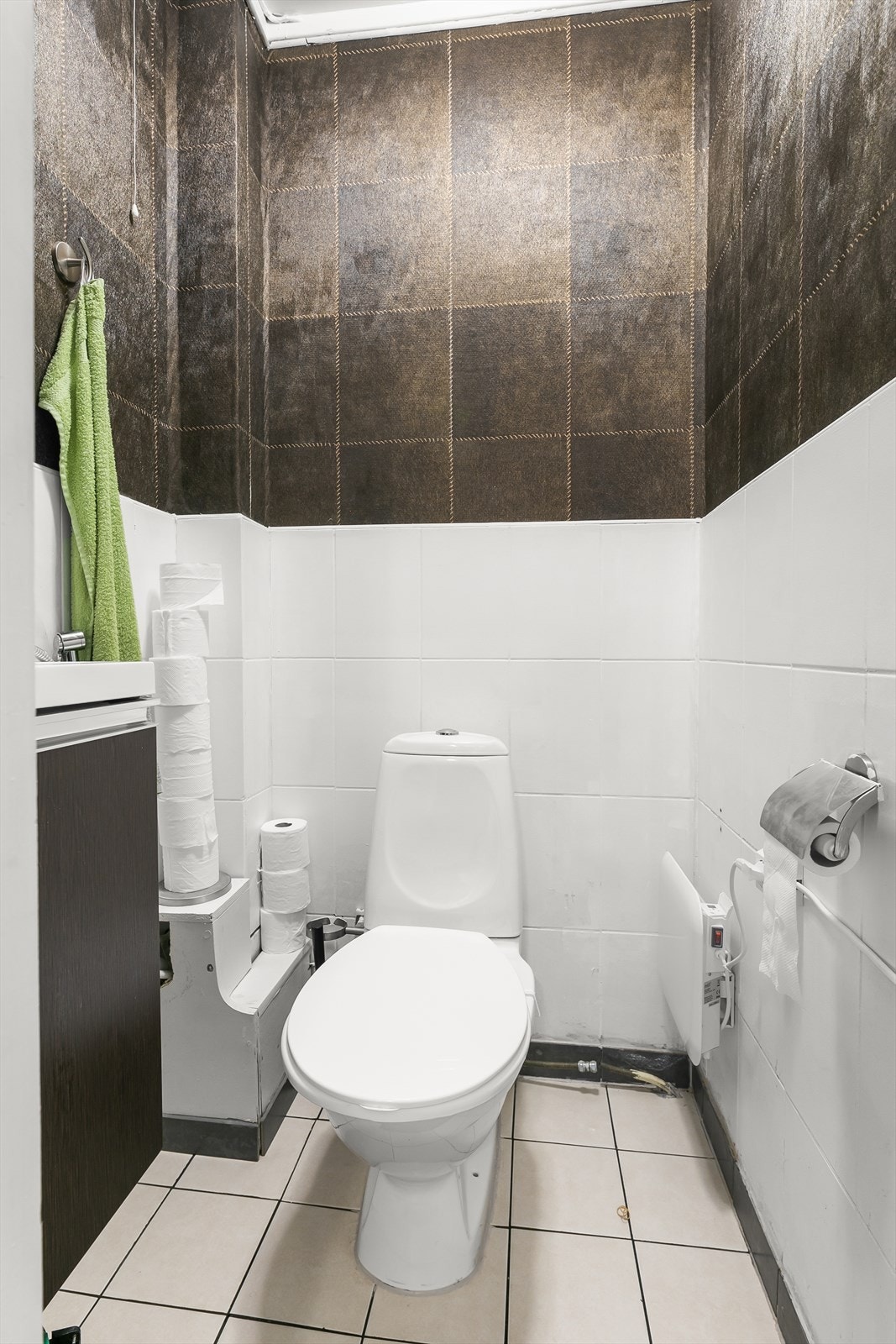 Separat toalett som består av servant med skap og toalett. Galleribilde