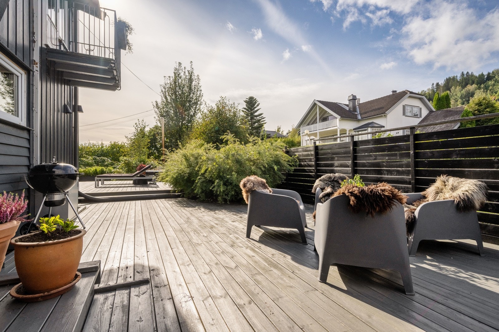 Stor og skjermet terrasse mot sørvest. Galleribilde
