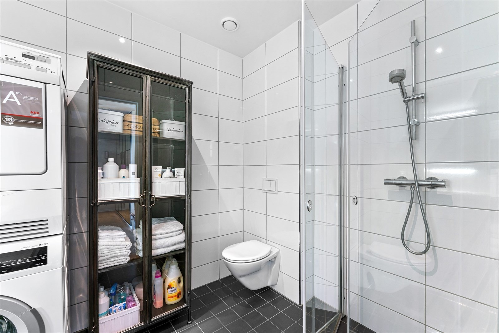 Badet er av fin størrelse med plass og opplegg til vaskemaskin og tørketrommel Galleribilde