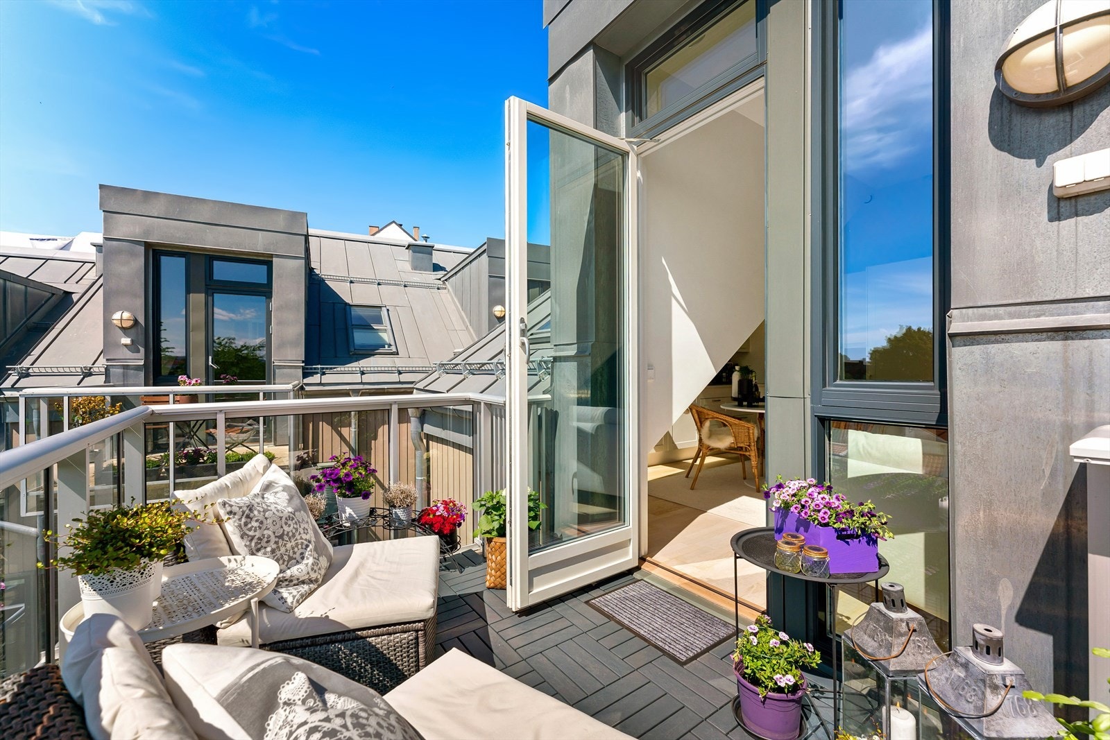 Luftig balkong med god plass til utemøbler Galleribilde