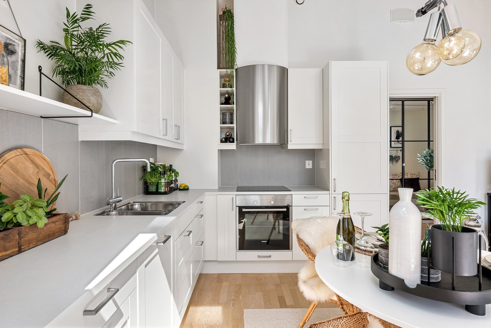 Meget pen kjøkkeninnredning med lyse fronter Galleribilde