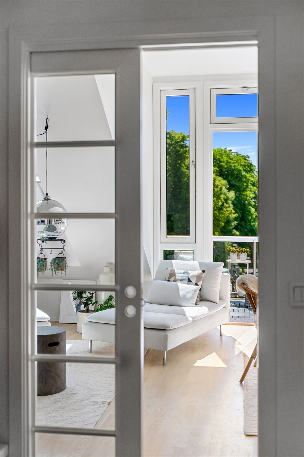 Praktisk skyvedør skiller oppholdsrommet fra øvrige rom i leiligheten Galleribilde