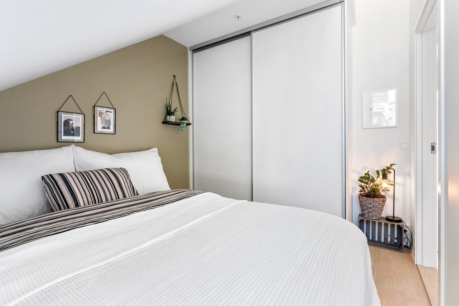 God plass til lagring og oppbevaring i skyvedørsgarderoben Galleribilde