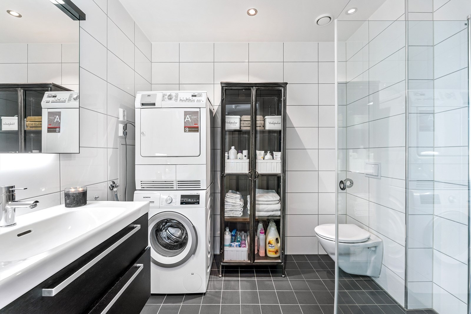 Delikat flislagt baderom fra byggeåret 2015 Galleribilde