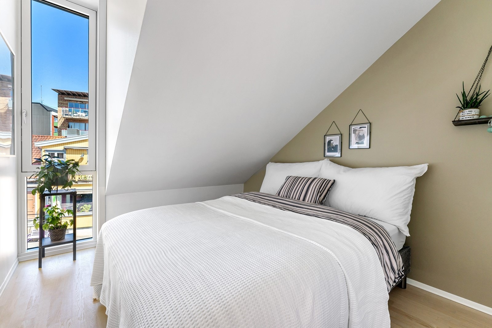 Hovedsoverom med plass til dobbeltseng og nattbord Galleribilde