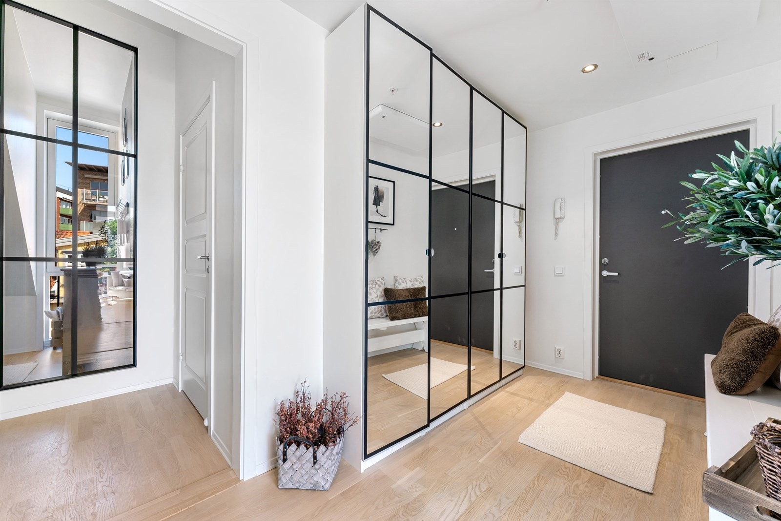 Lyst og imøtekommende inngangsparti med praktisk garderobeskap Galleribilde