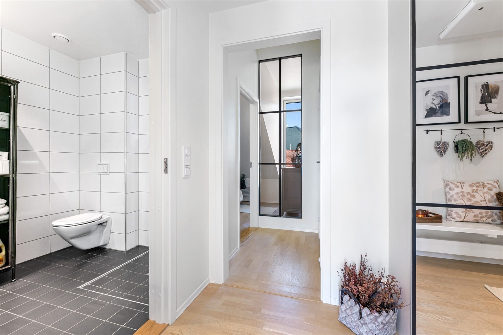 Fra gangen har du adkomst til baderom og begge soverom Galleribilde