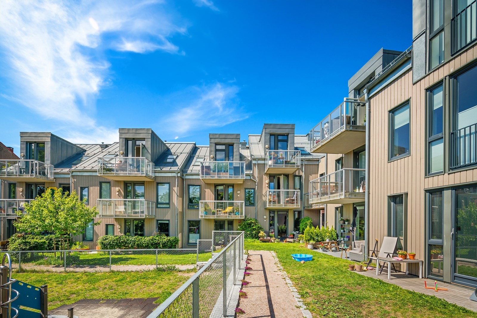 Leiligheten er vendt mot nydelig fellesarealer og Myraløkka Galleribilde