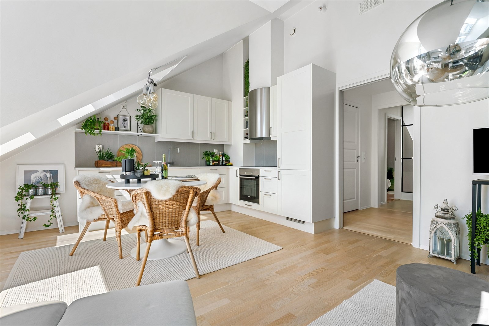 Den åpne stue- og kjøkkenløsningen skaper en livlig atmosfære i oppholdsrommet Galleribilde