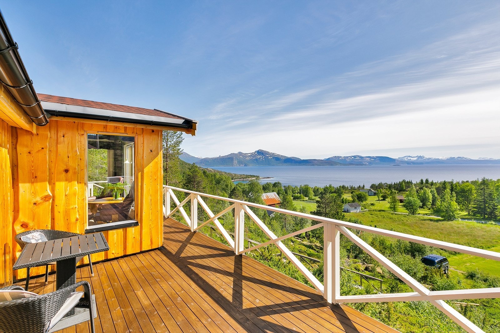 Veranda med gode solforhold og fantastisk utsikt. Galleribilde