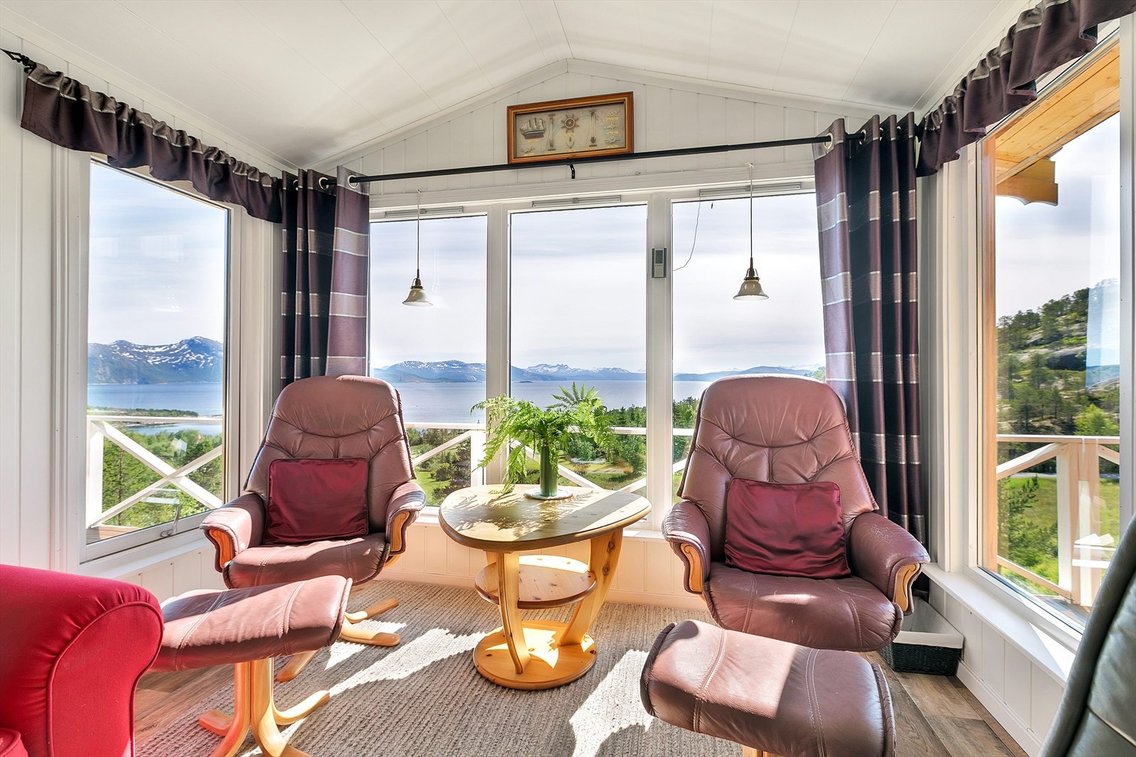 Stuen har et lite utbygg ned mot havet. Galleribilde