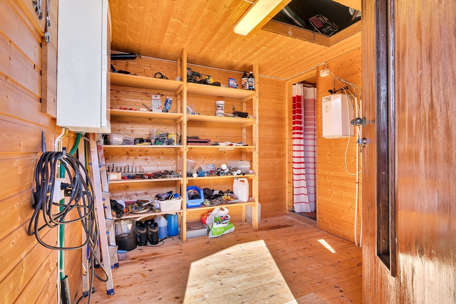 Godt med oppbevaringsplass i uthus. Galleribilde
