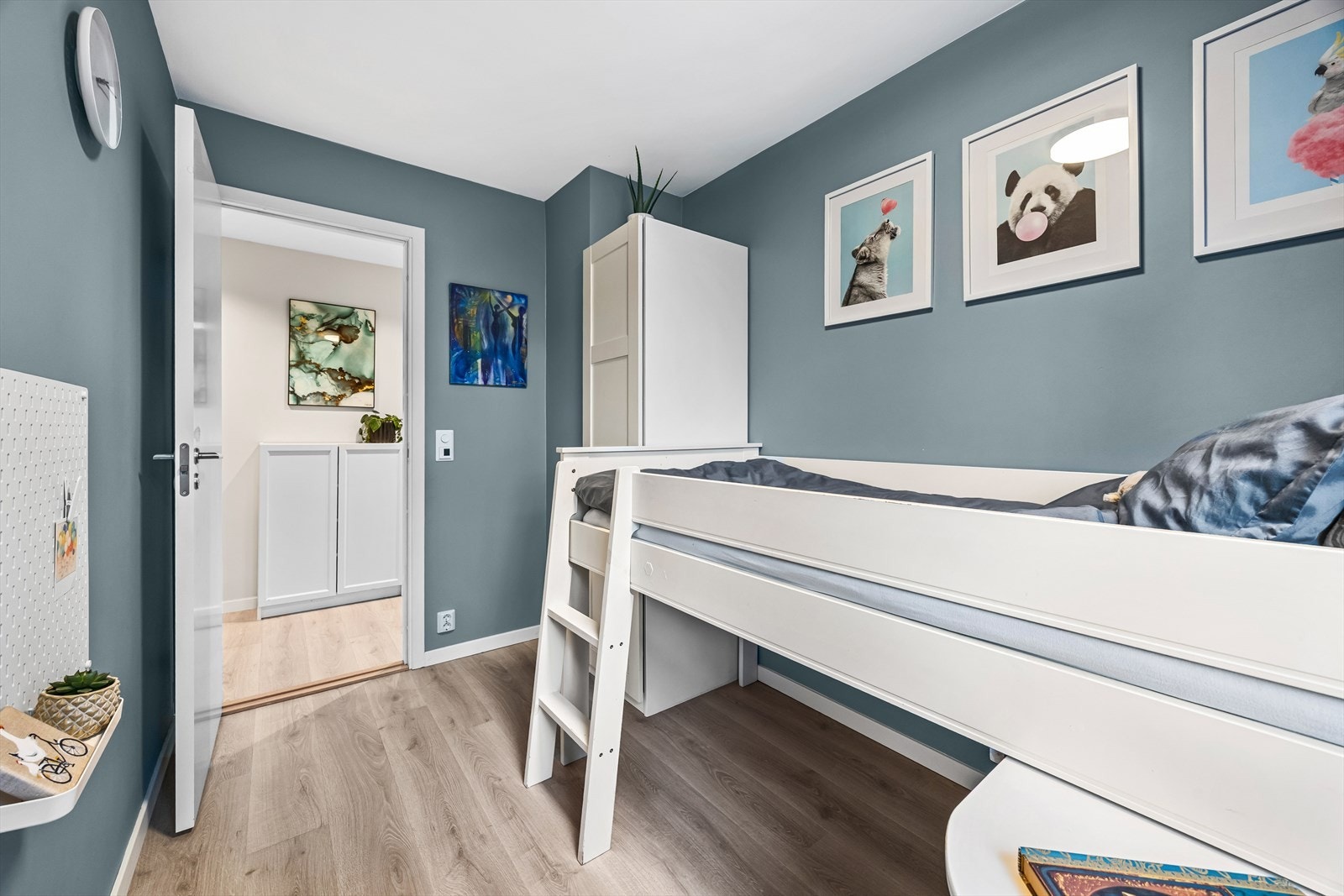 Veggene er malt i fine, harmoniske farger som bidrar til en avslappende stemning. Galleribilde