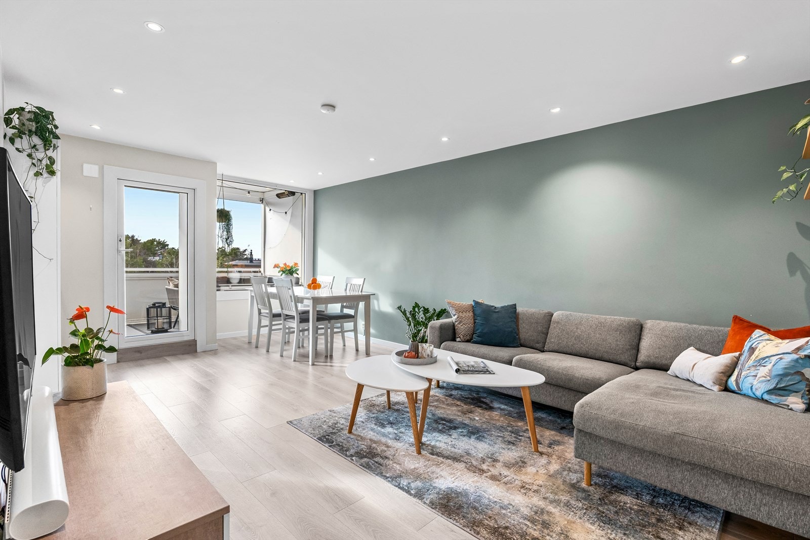 Stuen er designet for komfort og sosiale sammenkomster, med rikelig plass til både en sofagruppe og spisebord. Galleribilde