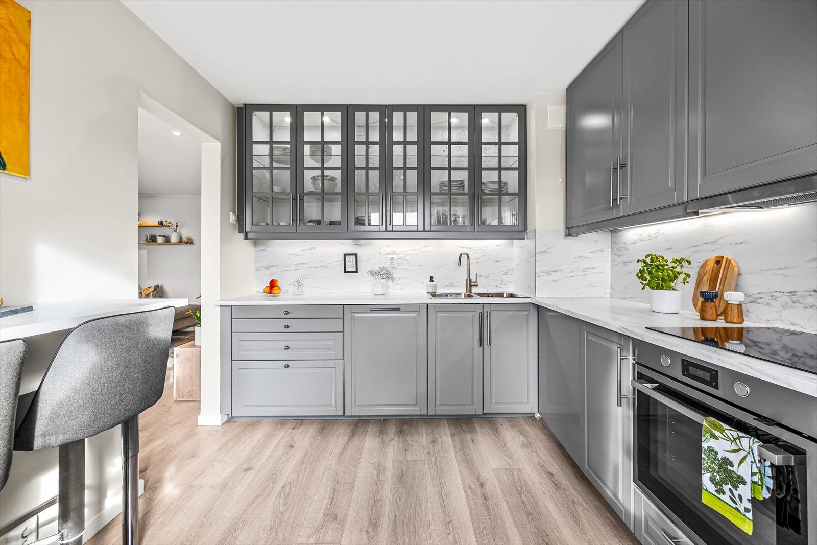 Varmtvannsbereder på 120 liter, produsert i 2008, montert i benkeskap på kjøkken. Galleribilde