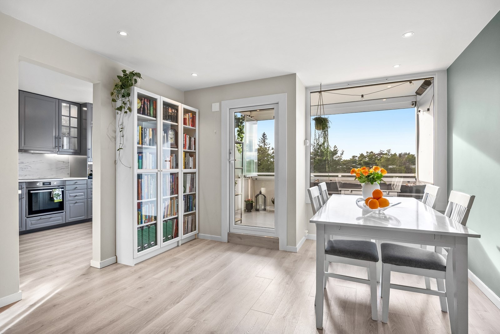 Gode vindusflater i leiligheten slipper inn rikelig med dagslys og gir leiligheten en luftig romfølelse. Galleribilde