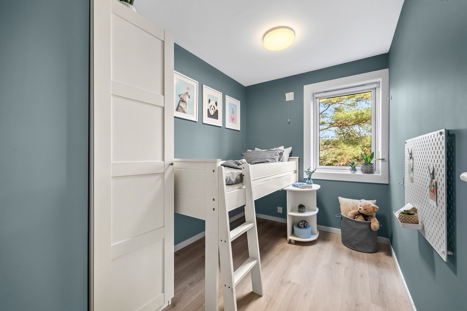 De to andre rommene er også av god størrelse og passer ypperlig som barnerom, gjesterom eller kontor. Galleribilde