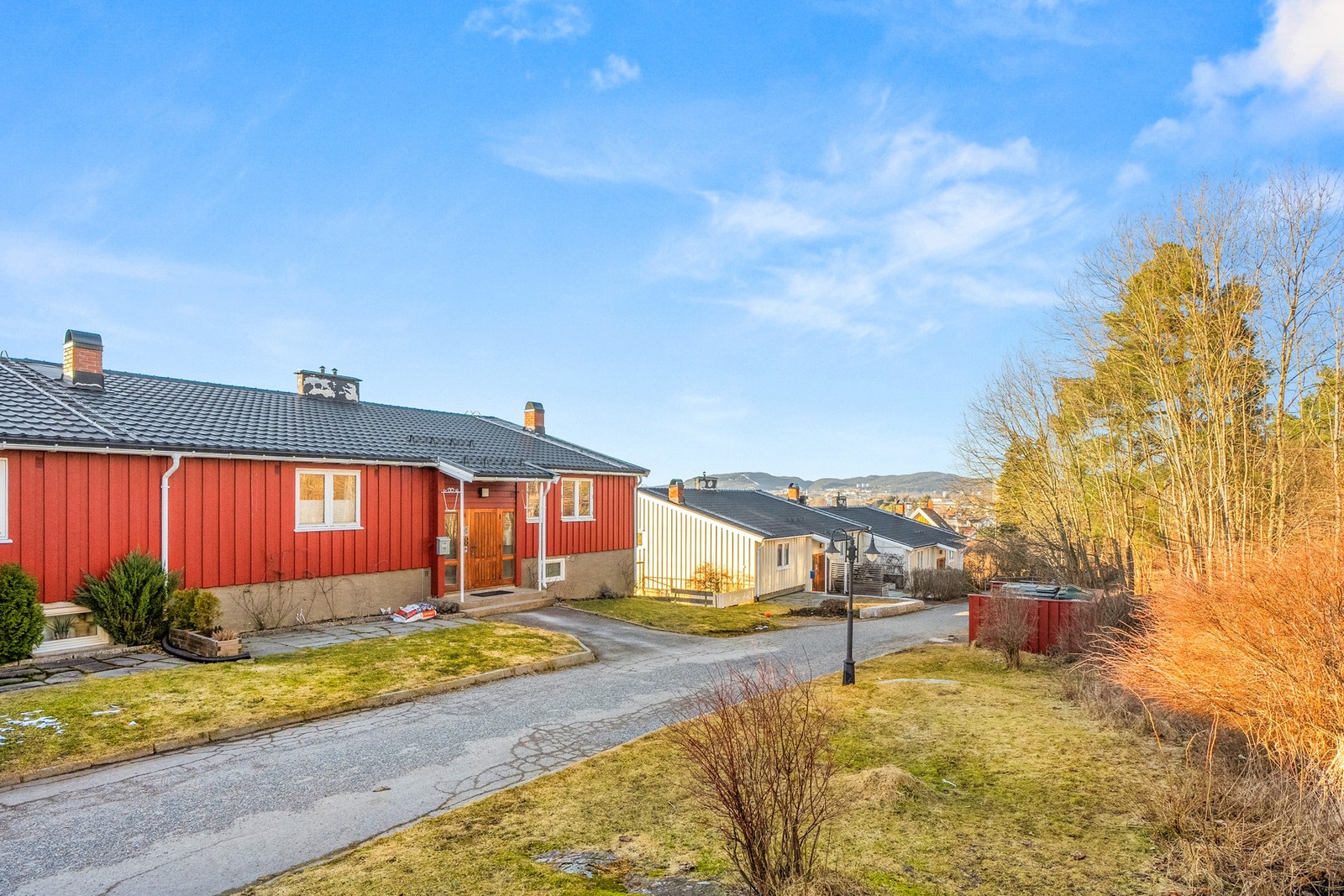 På inngangssiden disponerer leiligheten et areal hvor det er fin plass til å innrede med f.eks. et kafèsett. På denne siden er det morgen- og formiddagssol. Galleribilde