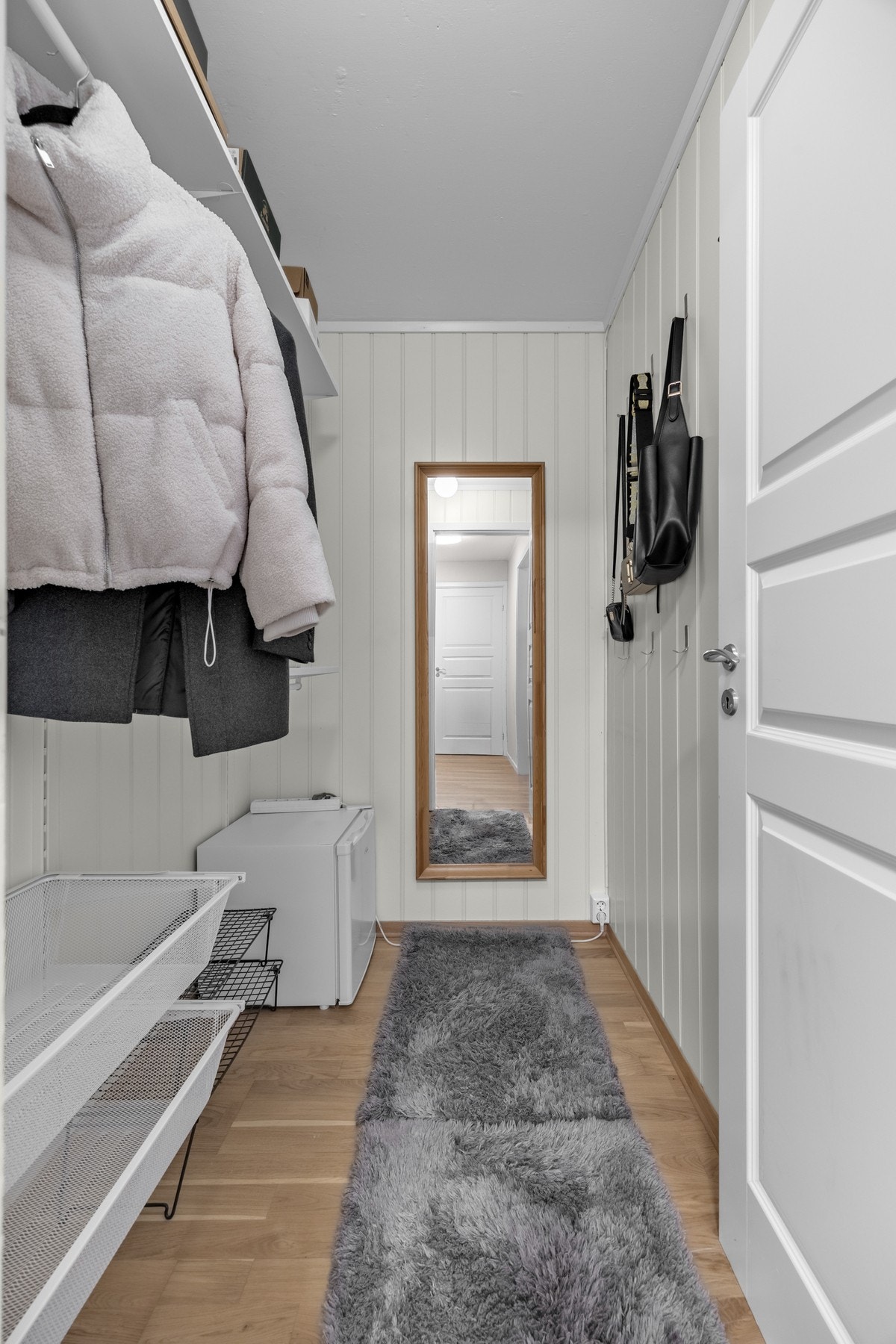 Svært praktisk omkledningsrom (walk-in) med gode lagringsmuligheter. Det er uttak for stikkontakt. Galleribilde