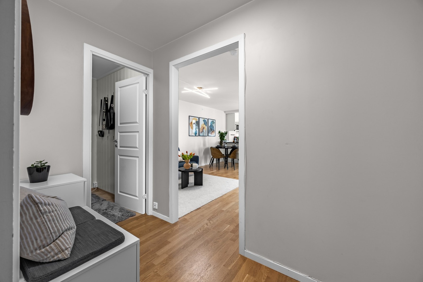 Du ønskes velkommen inn i en hyggelig og praktisk entré. Boligen disponerer en bod på inngangsplan på ca. 4 m² for ekstra lagring. Galleribilde