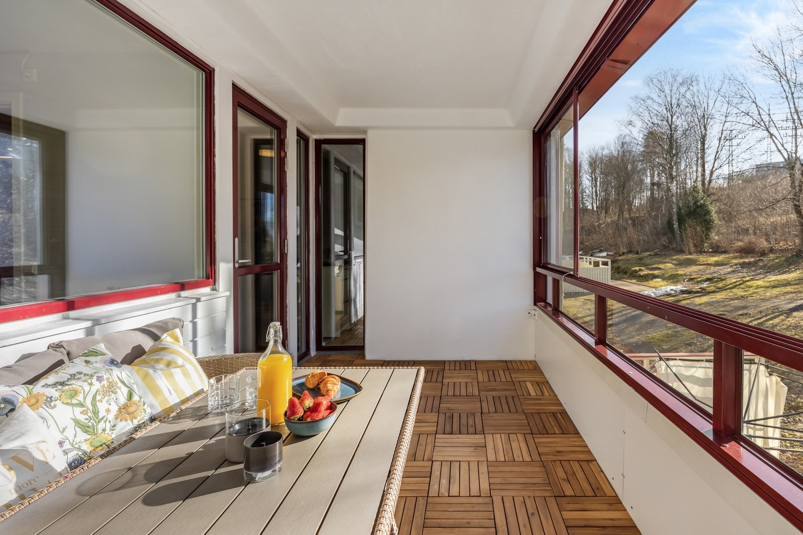 Balkongen gir en flott forlengelse av stuen med skyvbare glassfronter som kan åpnes helt- eller delvis. Galleribilde