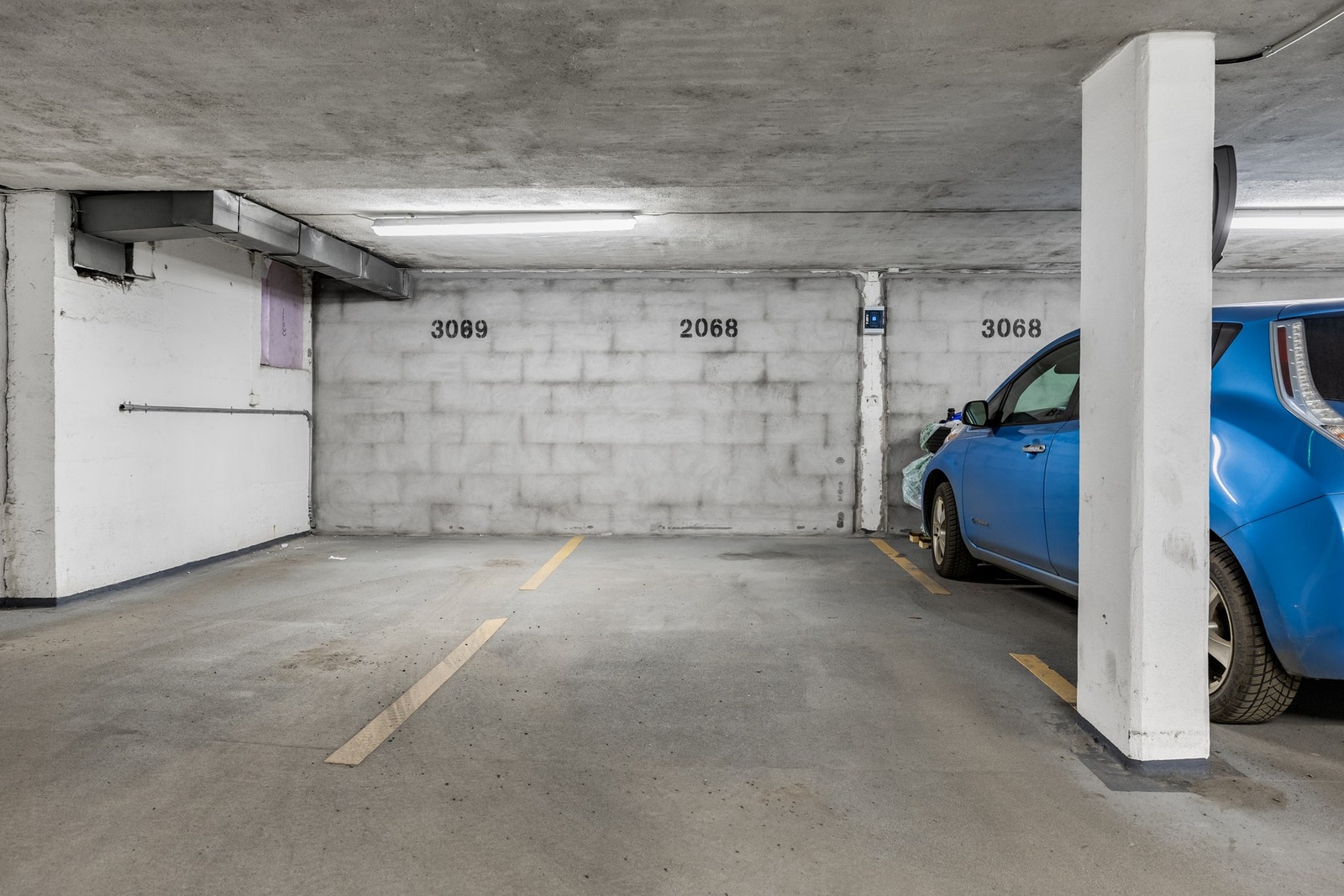 Det medfølger en garasjeplass merket med plass nr. 2068 i felles lukket garasjeanlegg. Galleribilde