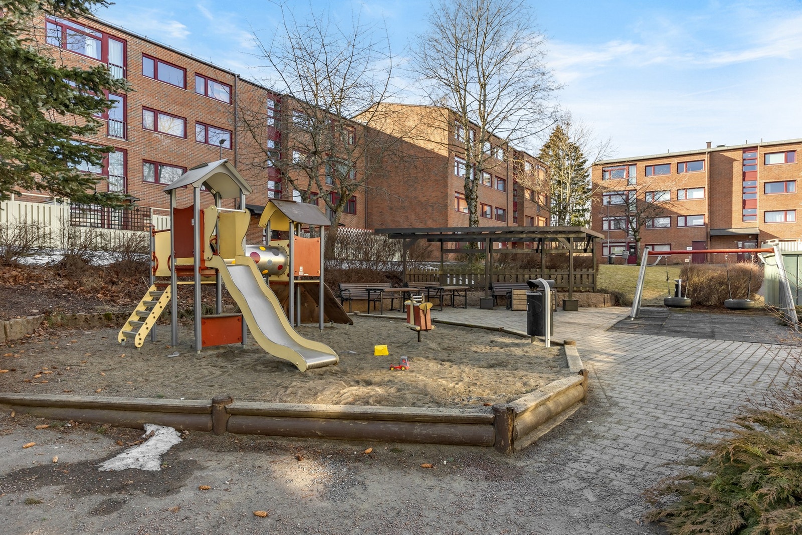 Store grøntområder i gårdsrommene med plen, trær, lekeplasser og sittegrupper. Galleribilde