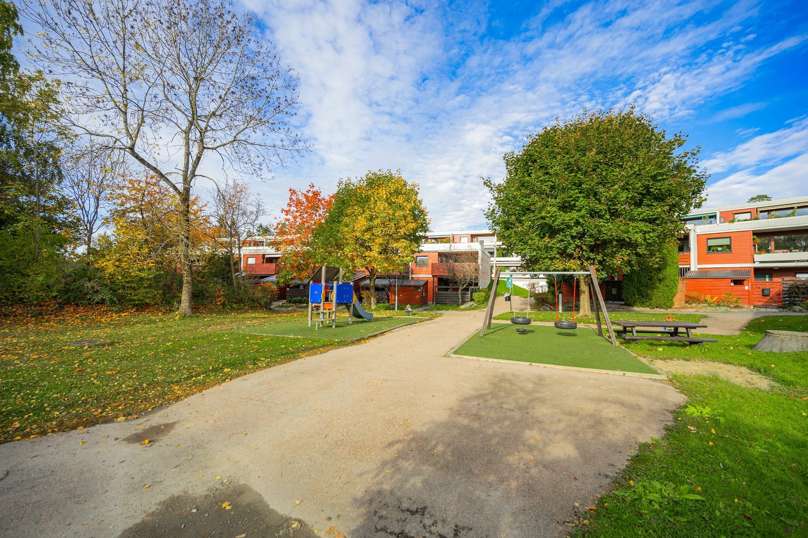Barnevennlig beliggenhet med bilfrie internveier og trygg skolevei. Fortrinnsrett i Møllefaret barnehage for 16 plasser. Galleribilde