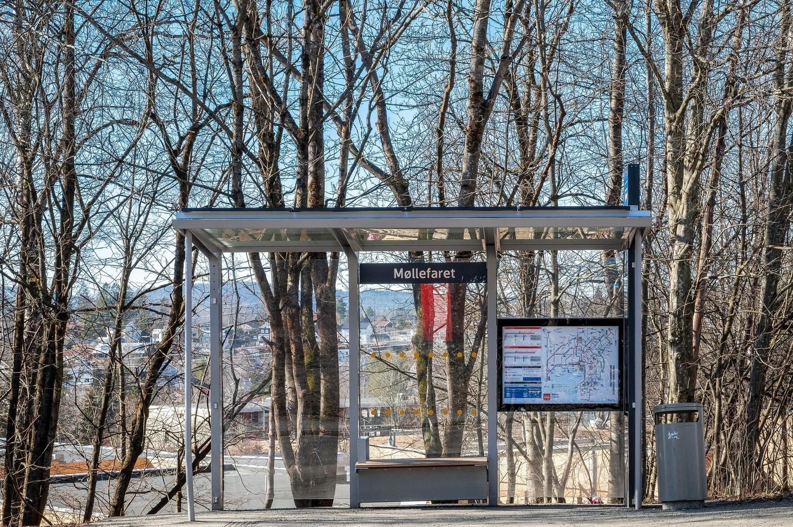 Bussholdeplassen ved Møllefaret med hyppige avganger for buss linje 42. Galleribilde
