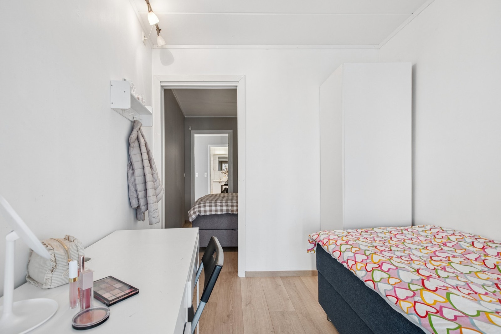 Perfekt del for hjemmekontor, soverom eller garderobeplass. Galleribilde