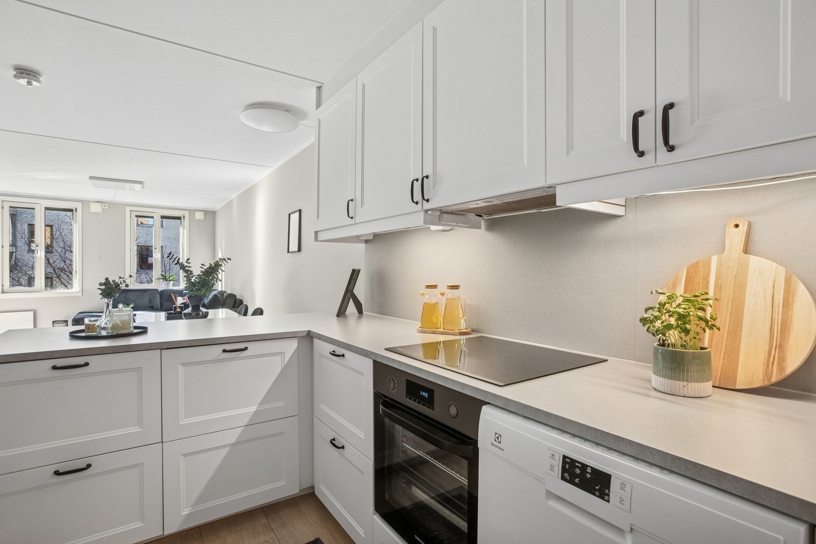 Pent og moderne kjøkken som står i stil med leiligheten. Galleribilde