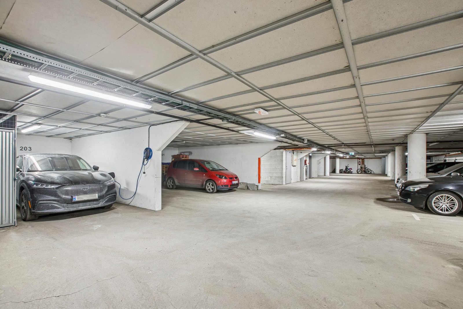Leiligheten har en parkeringsplass i felles garasjekjeller. Galleribilde