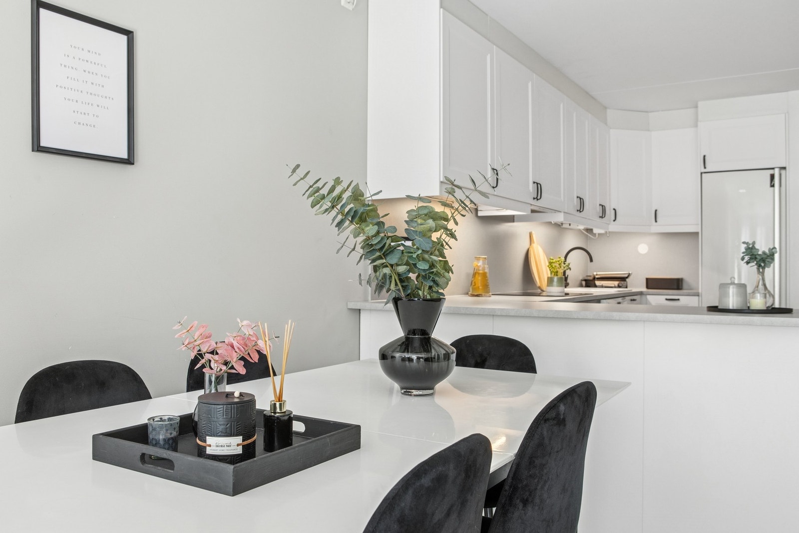I stuen har du plass til spisebord og stoler. Dette er den perfekte plassen til å nyte middagen med de du er glad i. Galleribilde