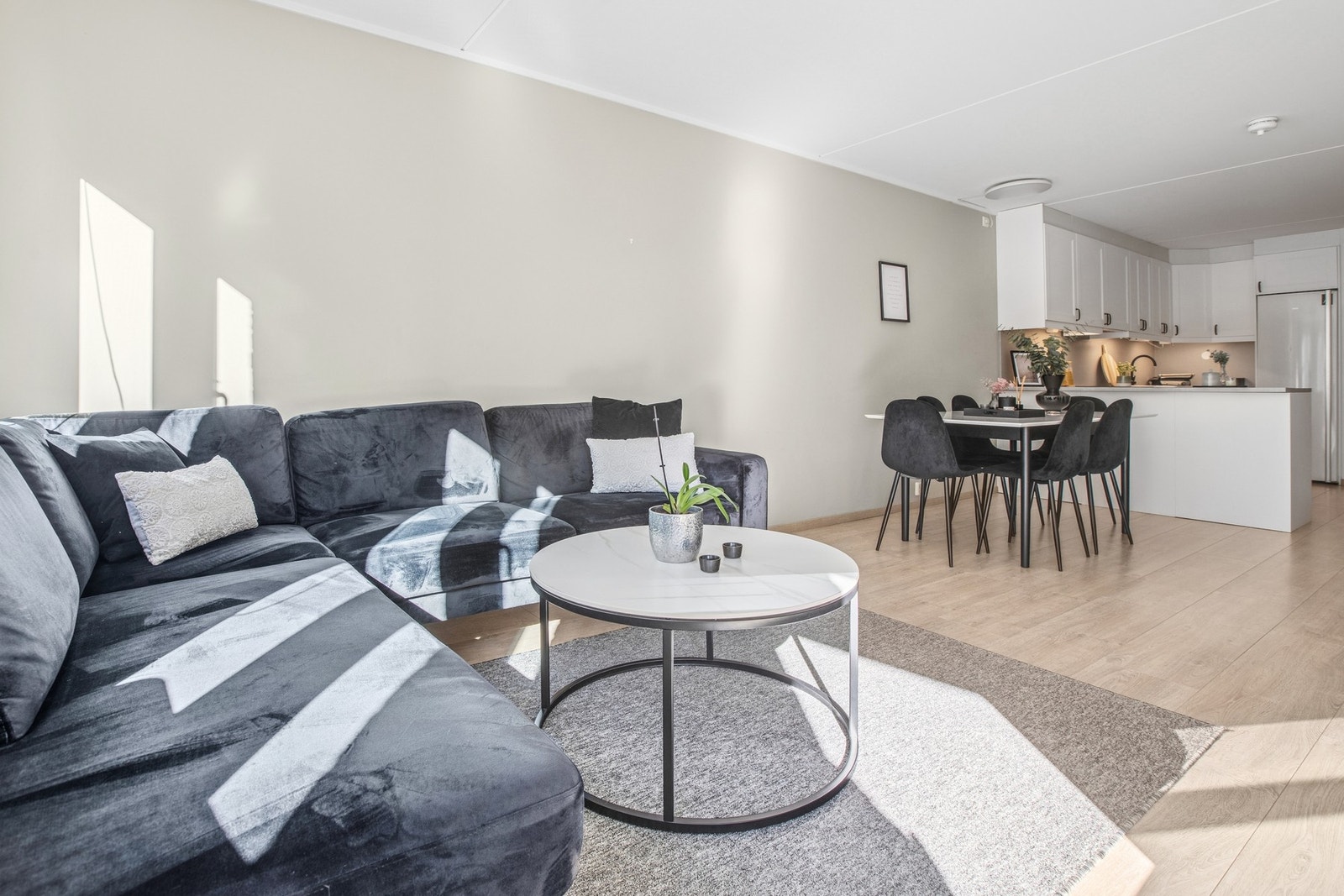 Du har også plass til diverse møbler slik som sofagruppe, stuebord, tv- og benk. Galleribilde
