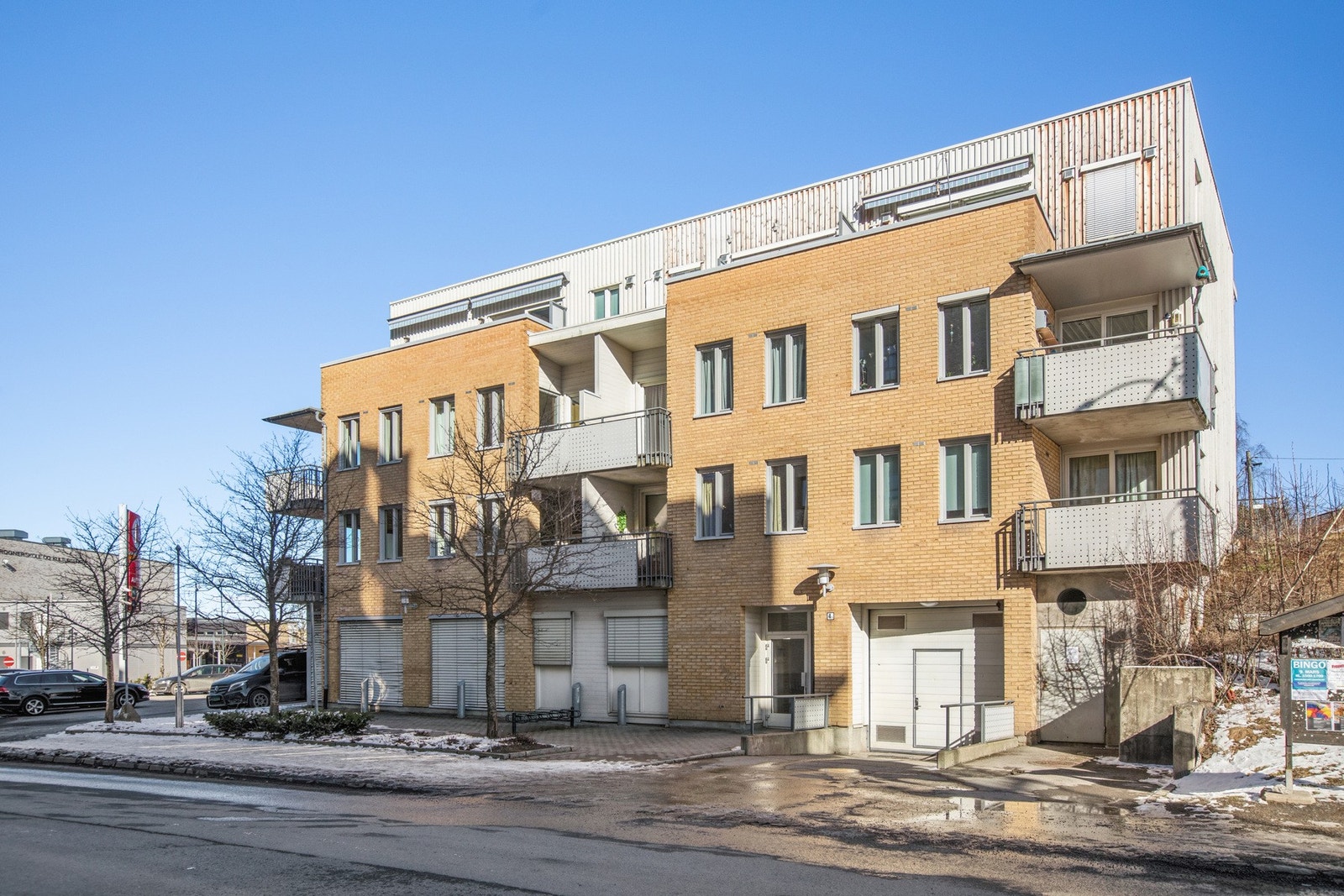 Leiligheten har en attraktiv og sentral beliggenhet i Frogner sentrum i Lillestrøm kommune. Det er kort avstand til butikker, apotek, frisør, bibliotek, barnehage, barne- og ungdomsskole, samt kollektivtransport via buss og tog. Galleribilde