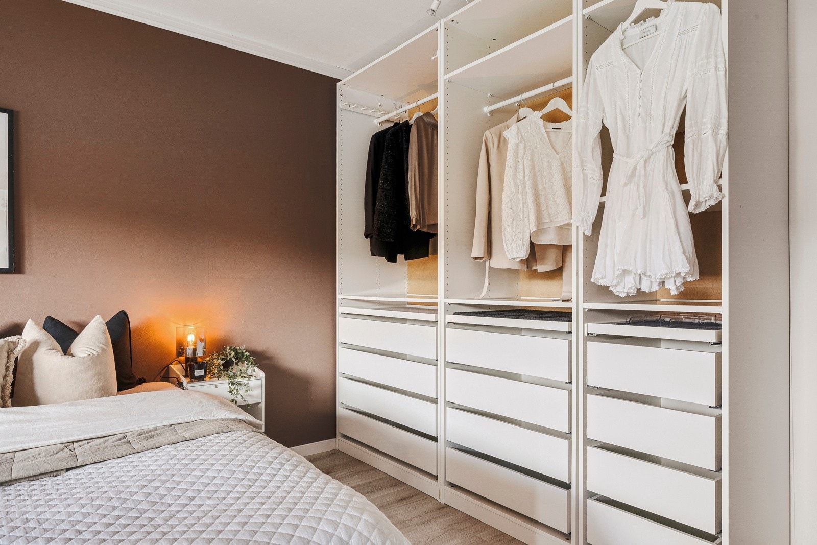 - Det er også god lagringsplass i garderobe som strekker seg langs kortveggen - Galleribilde
