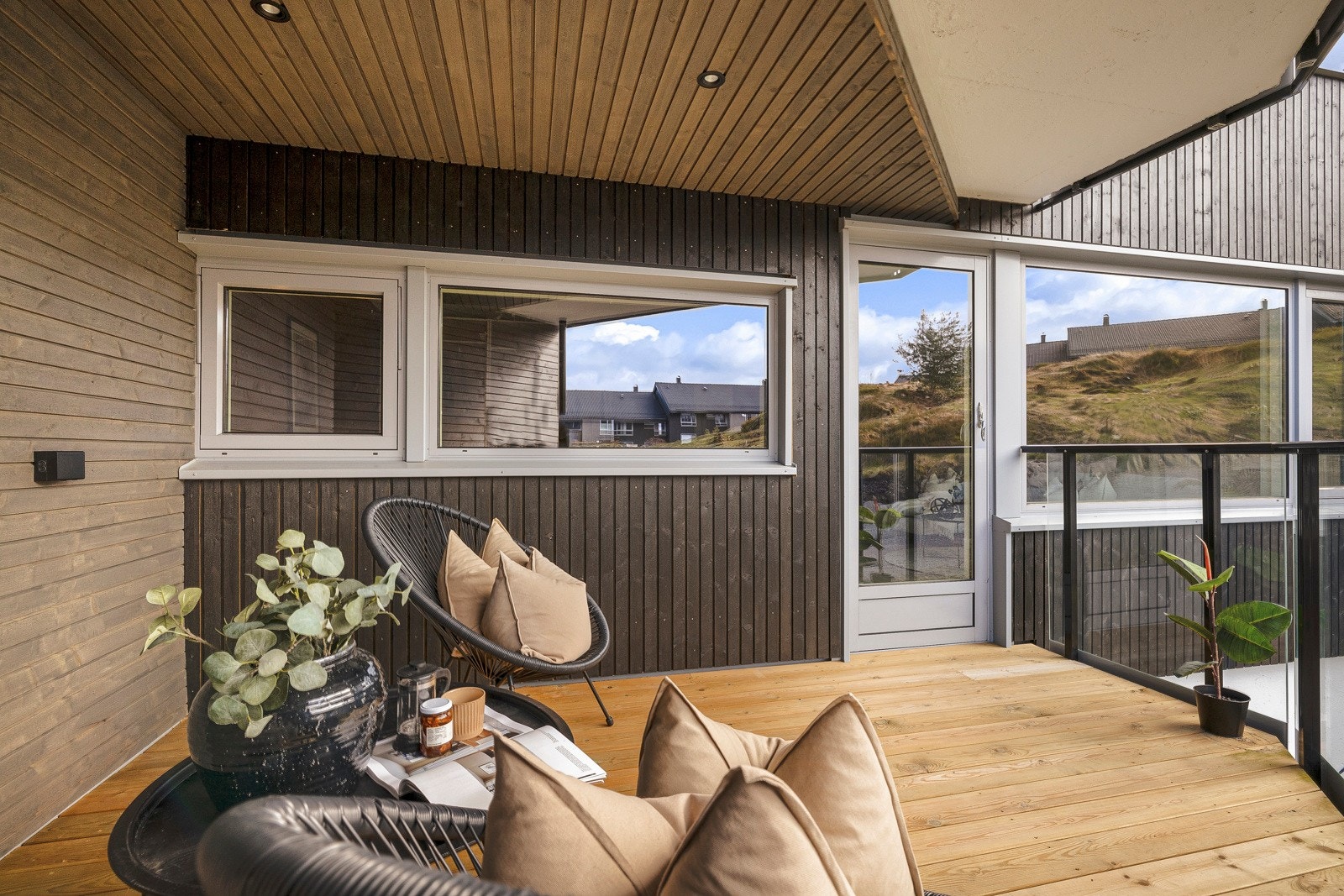 - Det er lagt terrassebord som gir et lunt inntrykk og glassrekkverk - Galleribilde