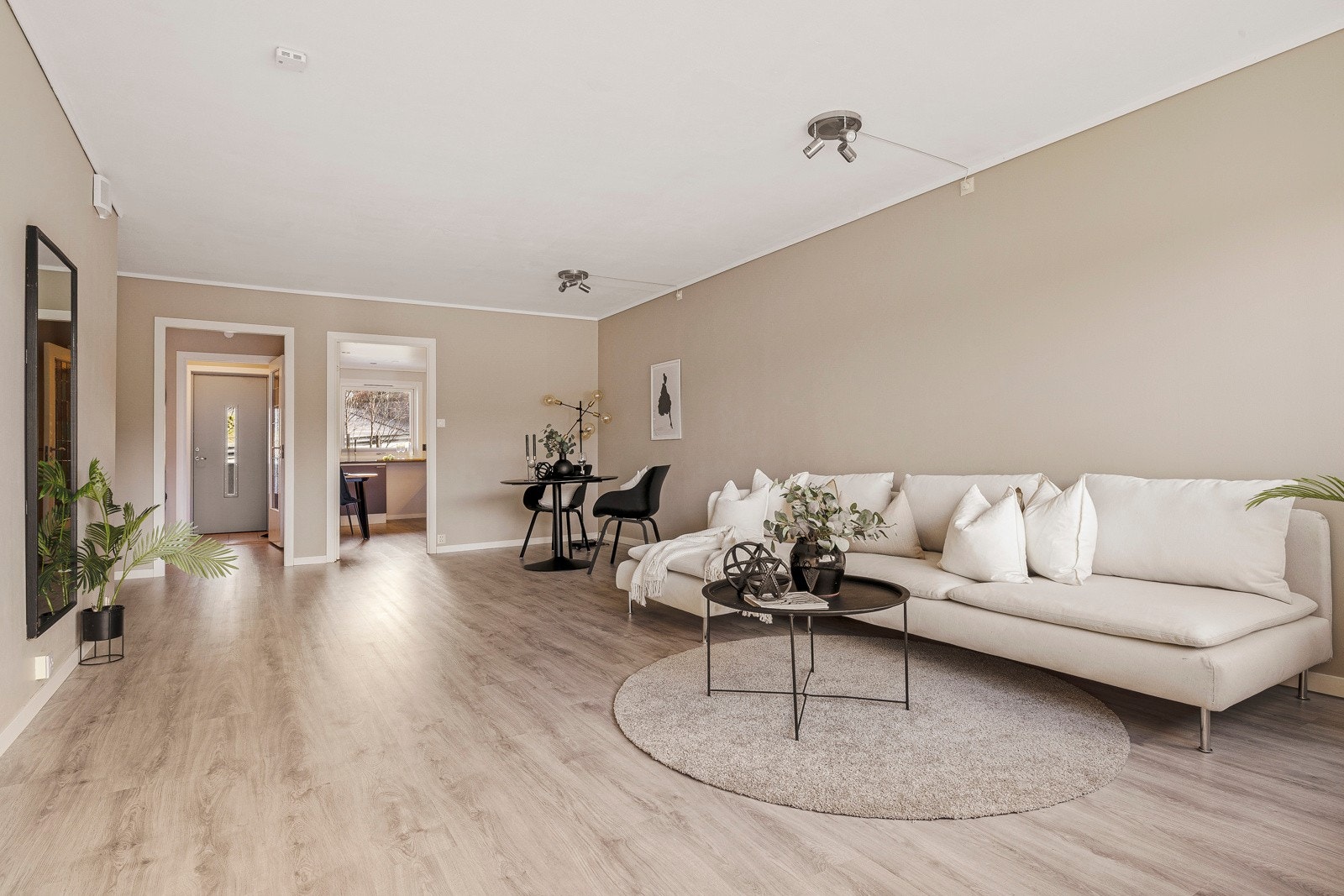 - De store vindusflatene slipper inn mye fint naturlig lys - Galleribilde