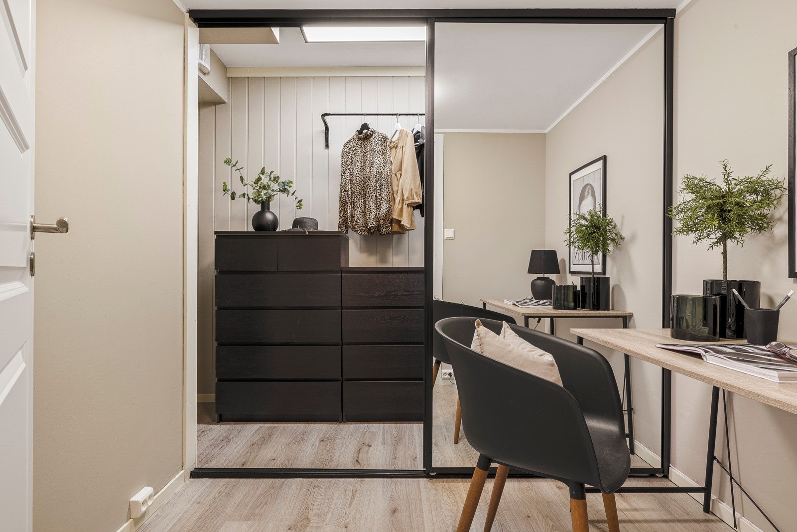 - Kontor/walk-in/bod er på 7,4 kvm og har god plass til kontormøbler - Galleribilde
