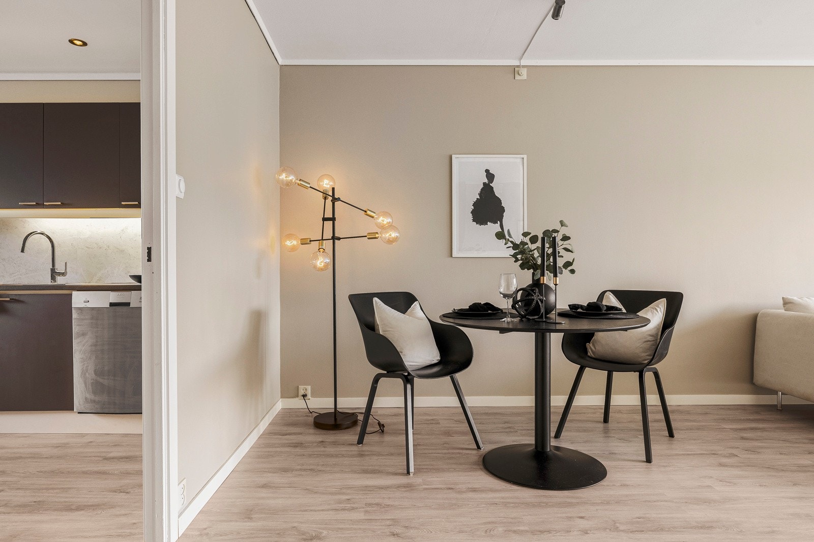 - Fin plass til spisegruppe i enden av stuen - Galleribilde