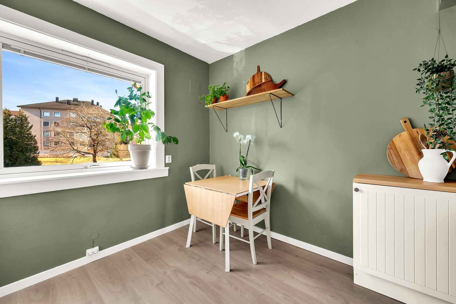 Det er fin plass til en liten sittegruppe på kjøkkenet. Her kan morgenkaffen nytes. Galleribilde