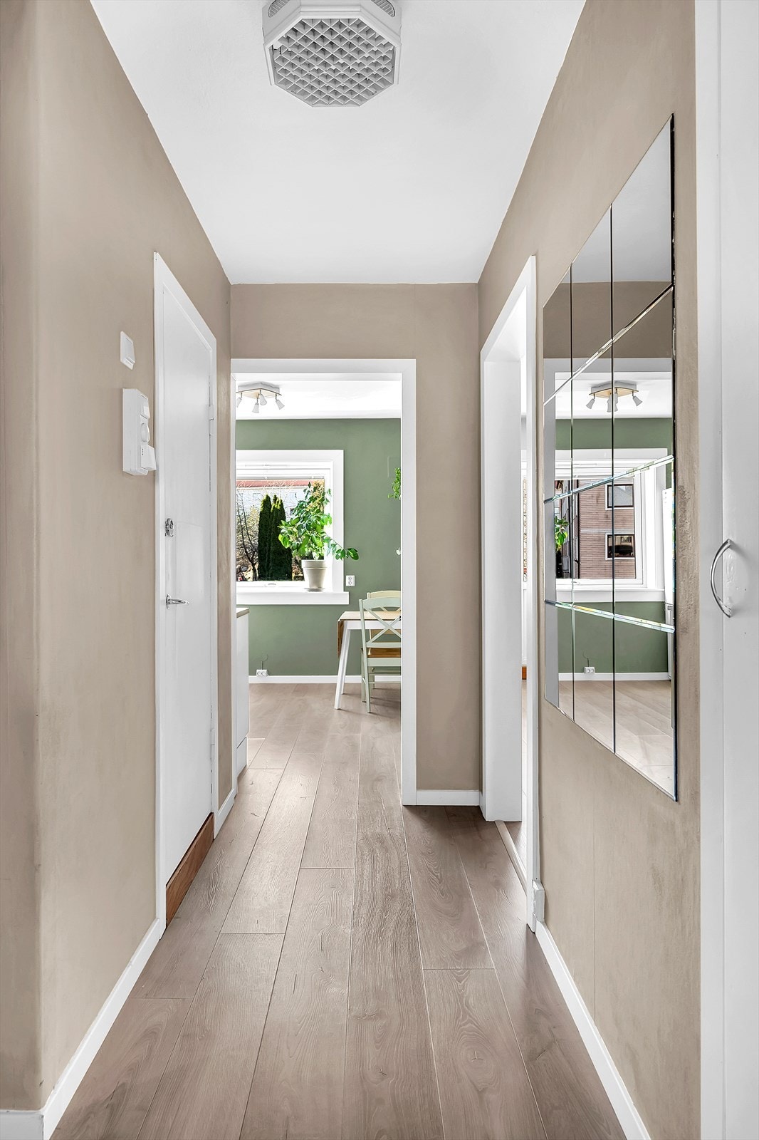 Gang med direkte adkomst til kjøkken, bad, soverom og kott. Galleribilde