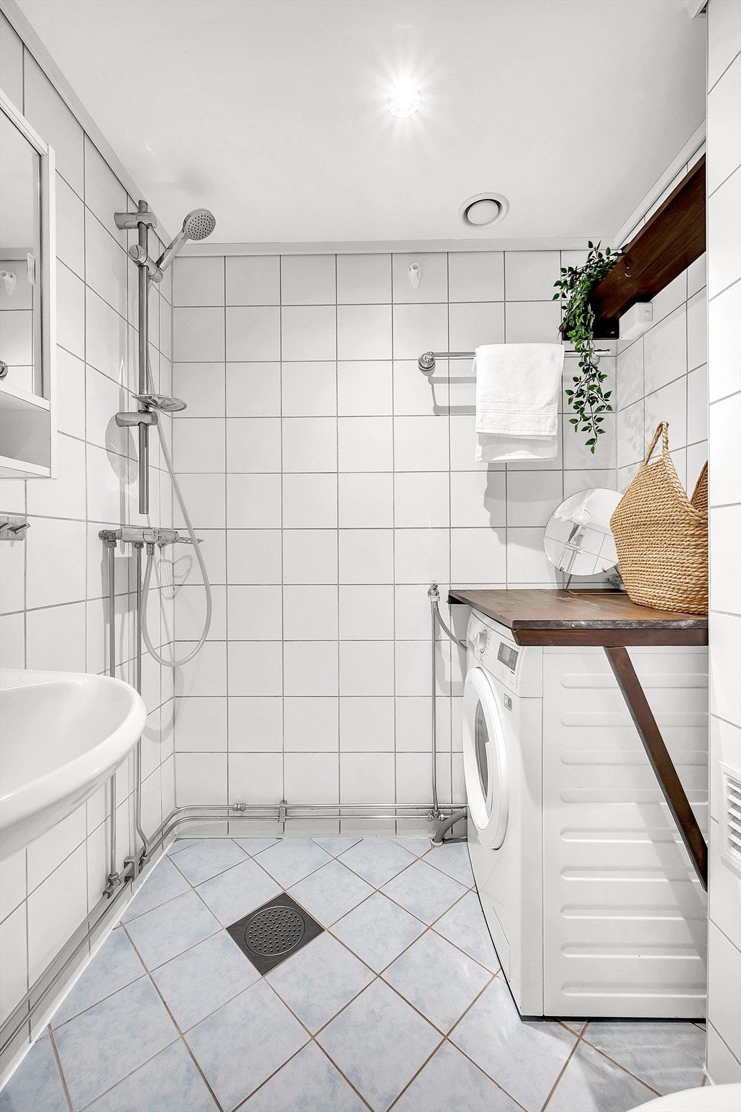 Badet har opplegg for vaskemaskin, varmekabler i gulv, dusjhjørne, toalett og servant. Galleribilde