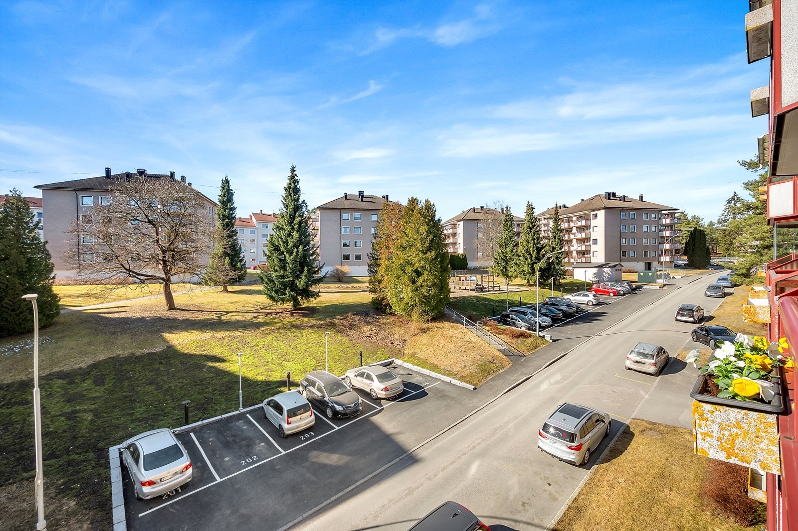 Flott utsyn fra leiligheten. Området består av flotte grøntområder. Galleribilde