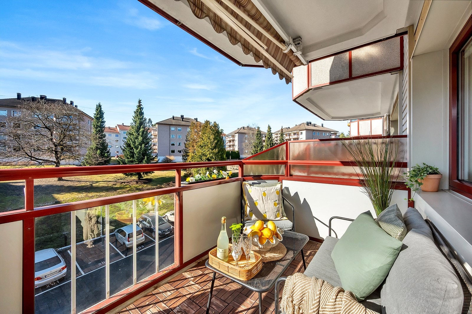 Fra stue er det utgang til vestvendt overbygget balkong på 7,3 m². Galleribilde