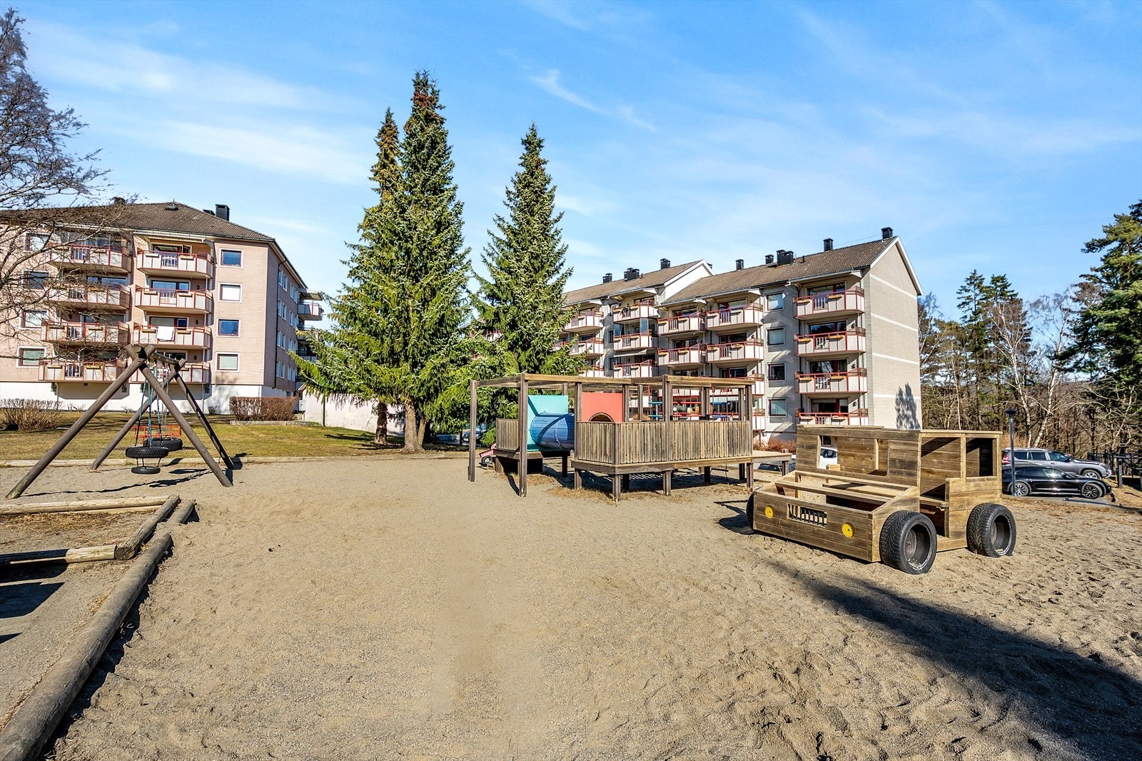 Populært borettslag med flere lekeplasser, benker og uteområder for både store og små. Galleribilde