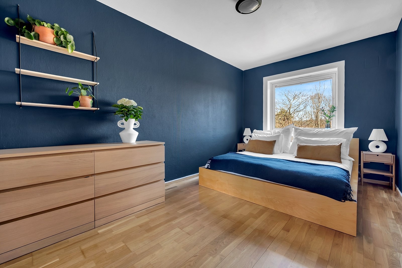 Hovedsoverommet er av god størrelse med plass til stor dobbeltseng, tilhørende nattbord og ønsket garderobeløsning. Galleribilde