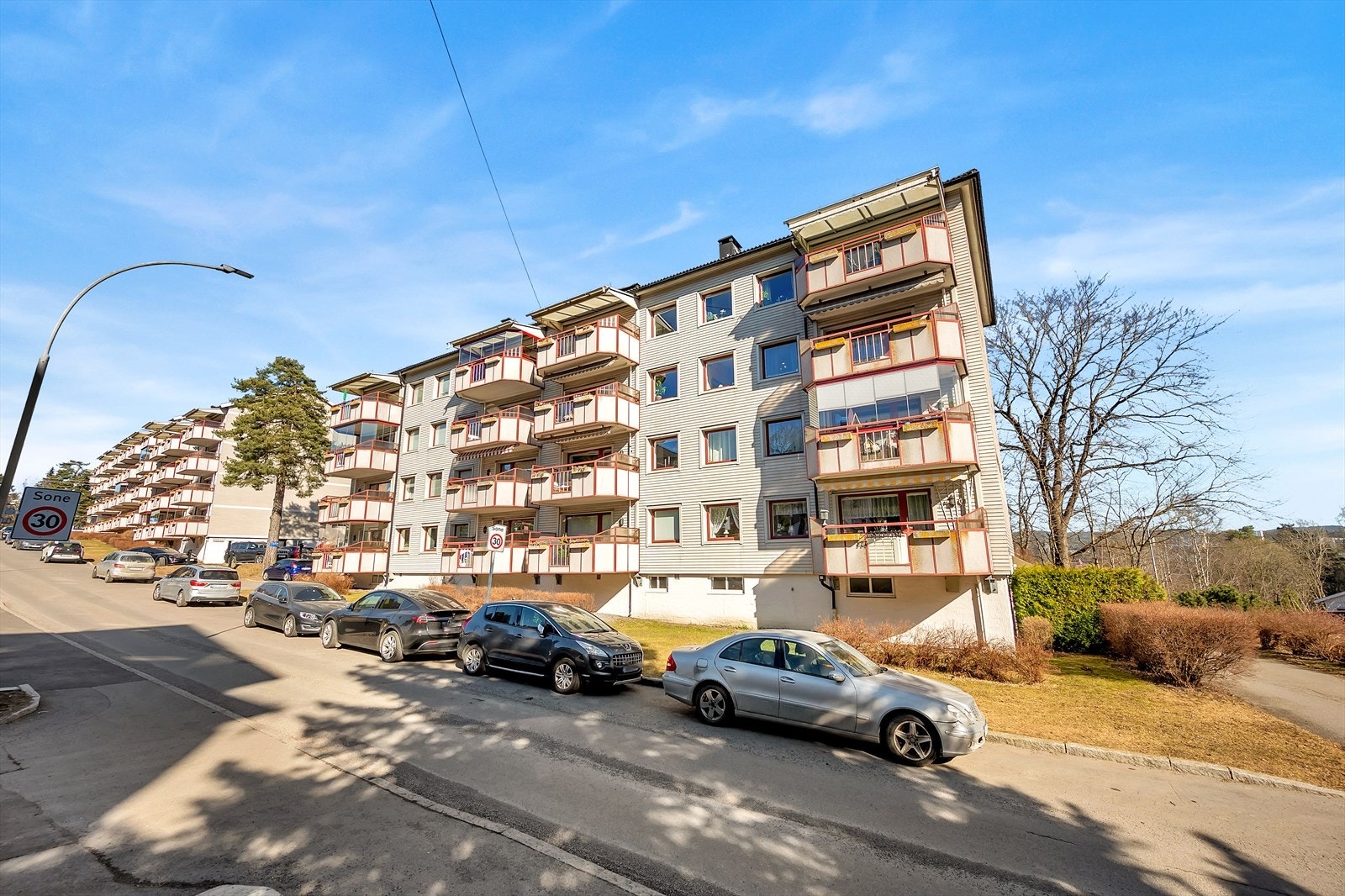 Leiligheten har en fin beliggenhet i 3. etasje. Galleribilde